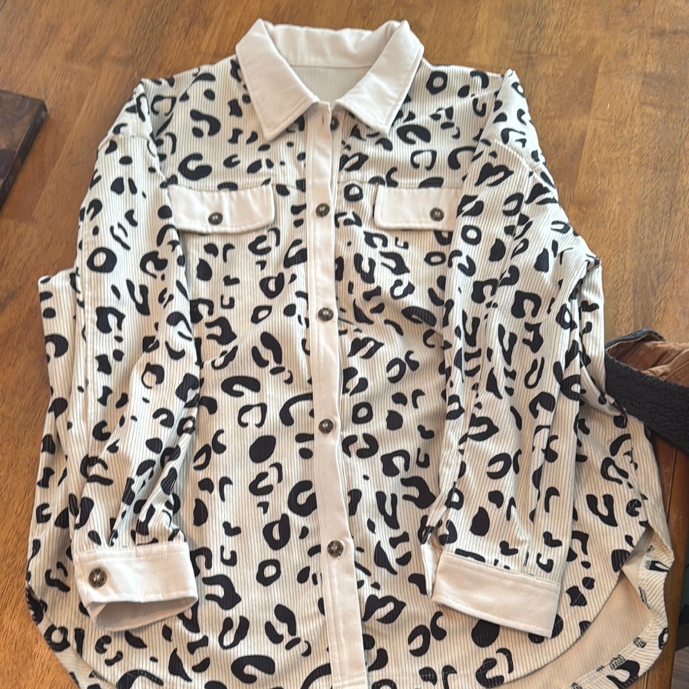 Chic Animal Print Button-Up Blouse SOLD‼️